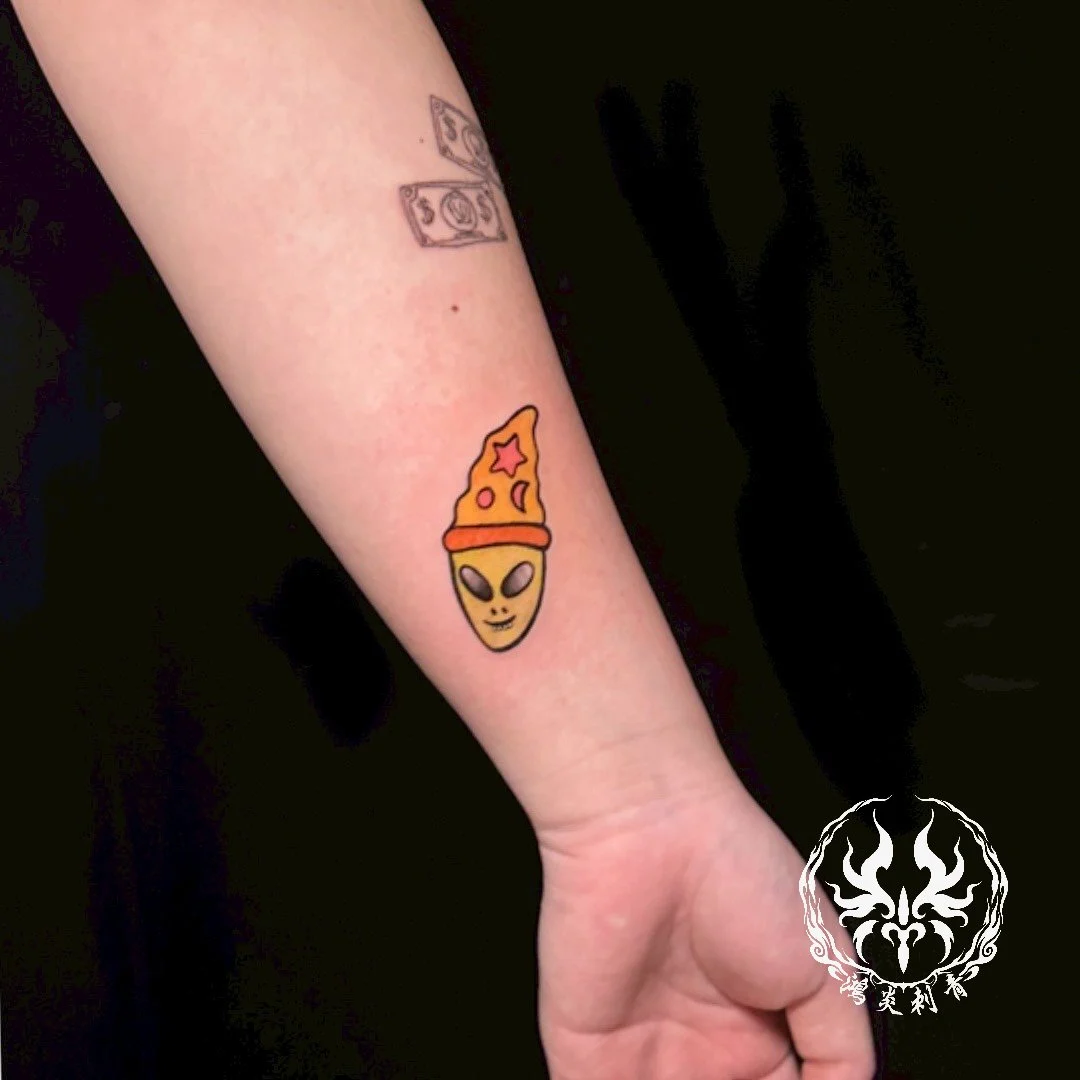 鴻炎刺青 台中刺青店推薦 前臂彩色外星人角色刺青 colorful alien tattoo on forearm
